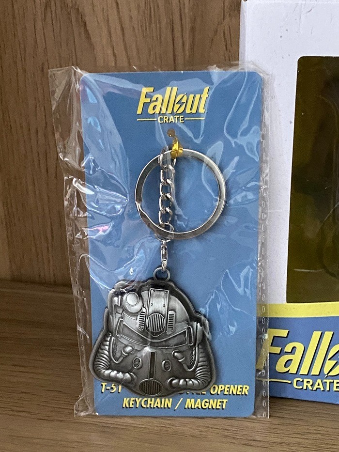 Loot Crate Fallout Crate merch – TM Helmet, Protectron, Notepad set, Broadsider