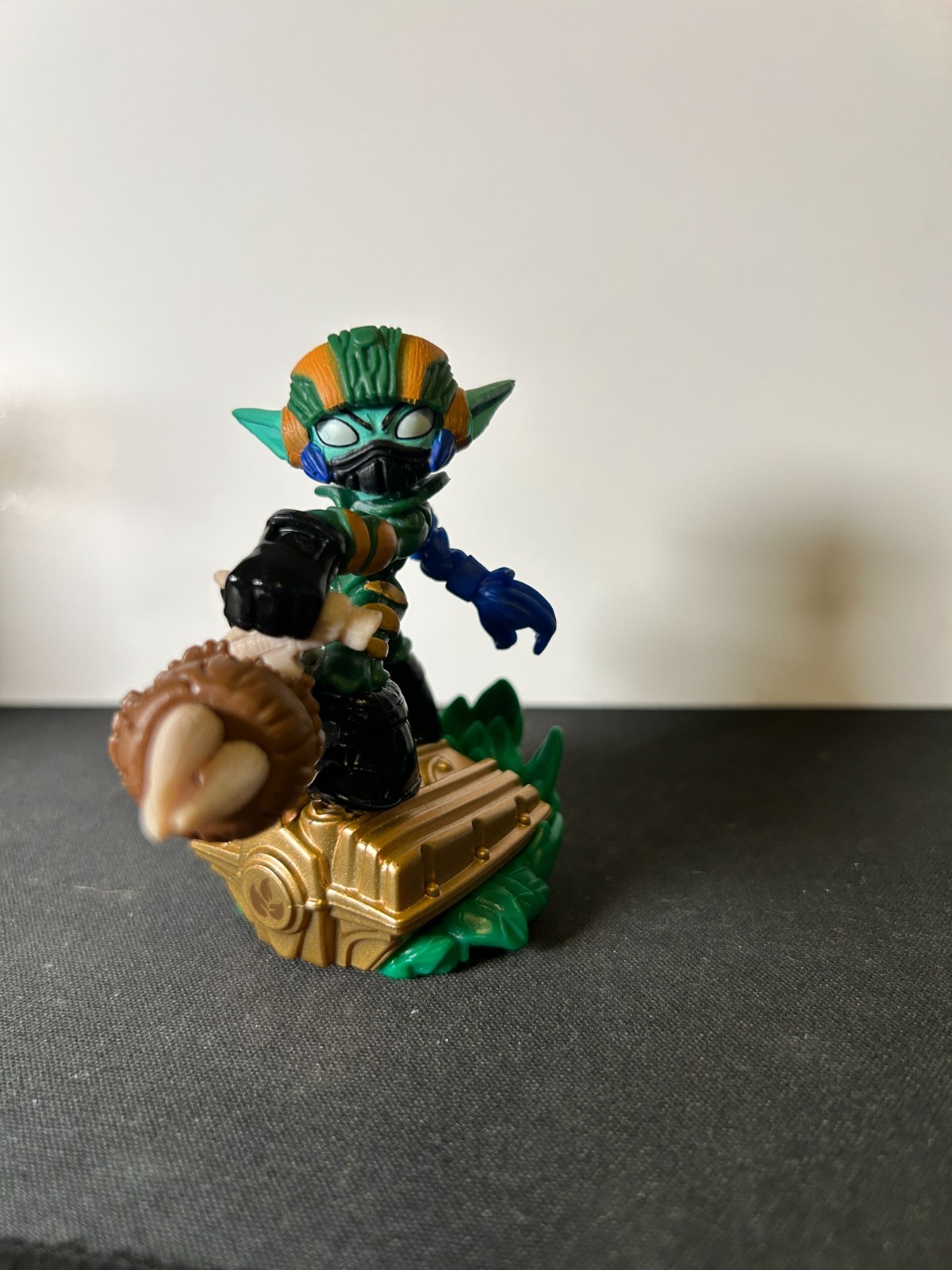 SKylanders Superchargers Stealth Elf Figure & GOLD Nitro Stealth stinger vehicle