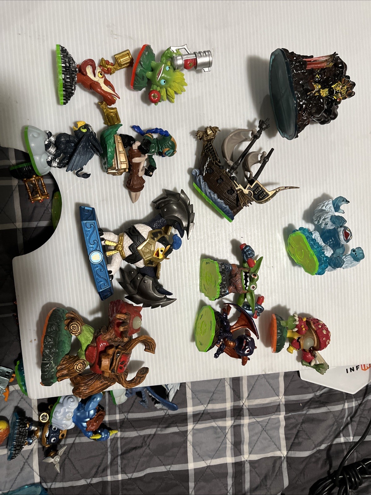 Lot Of 50 Skylanders incluyed enigma and more interesting character