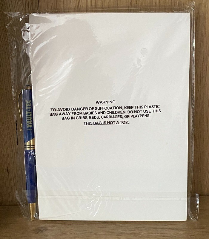 Loot Crate Fallout Crate merch – TM Helmet, Protectron, Notepad set, Broadsider