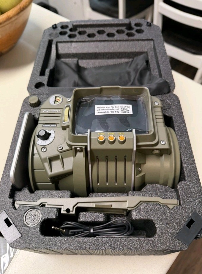 Fallout 3 New Vegas Pip-Boy 3000 Die Cast Wand Company Replica