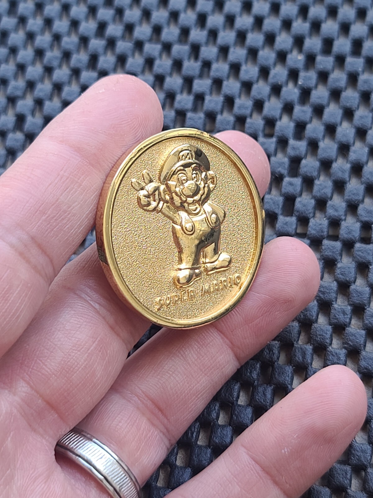 Super Mario Gold Coin Medal Video Game 10th Anniversary Rare Promo SNES N64 GBA