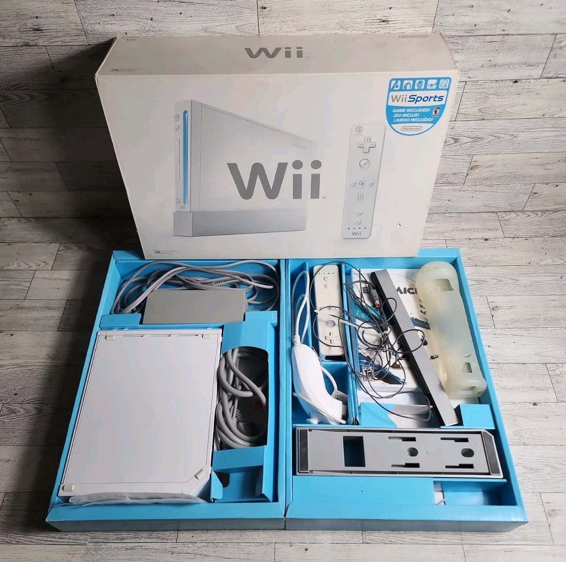 Vintage Nintendo Wii Console Bundle White RVL-001 w/ Original Box & Game 2006