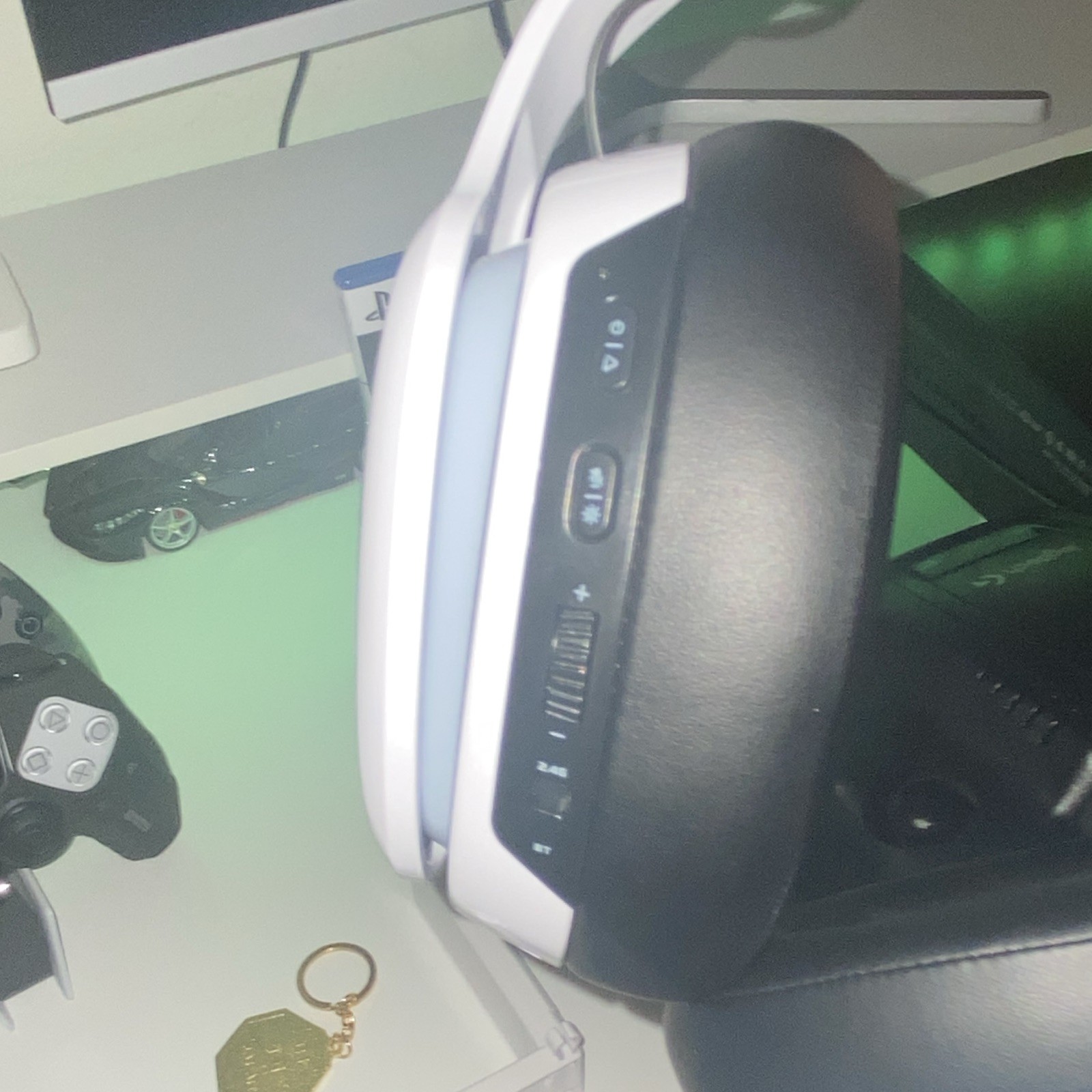 Gtheos captain 300 wireless headset with detachable mice and headset holder.
