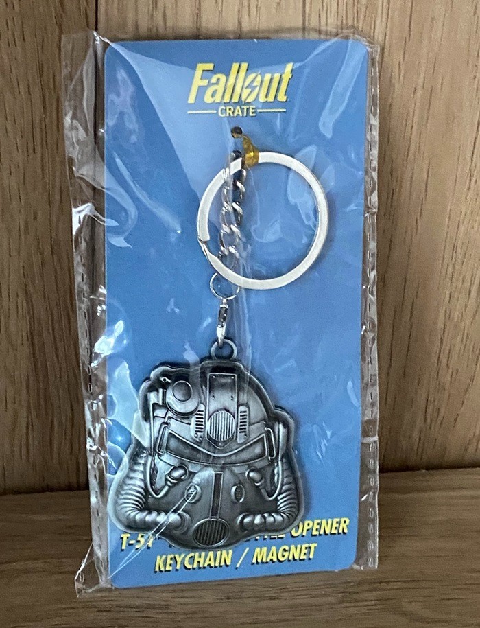 Loot Crate Fallout Crate merch – TM Helmet, Protectron, Notepad set, Broadsider