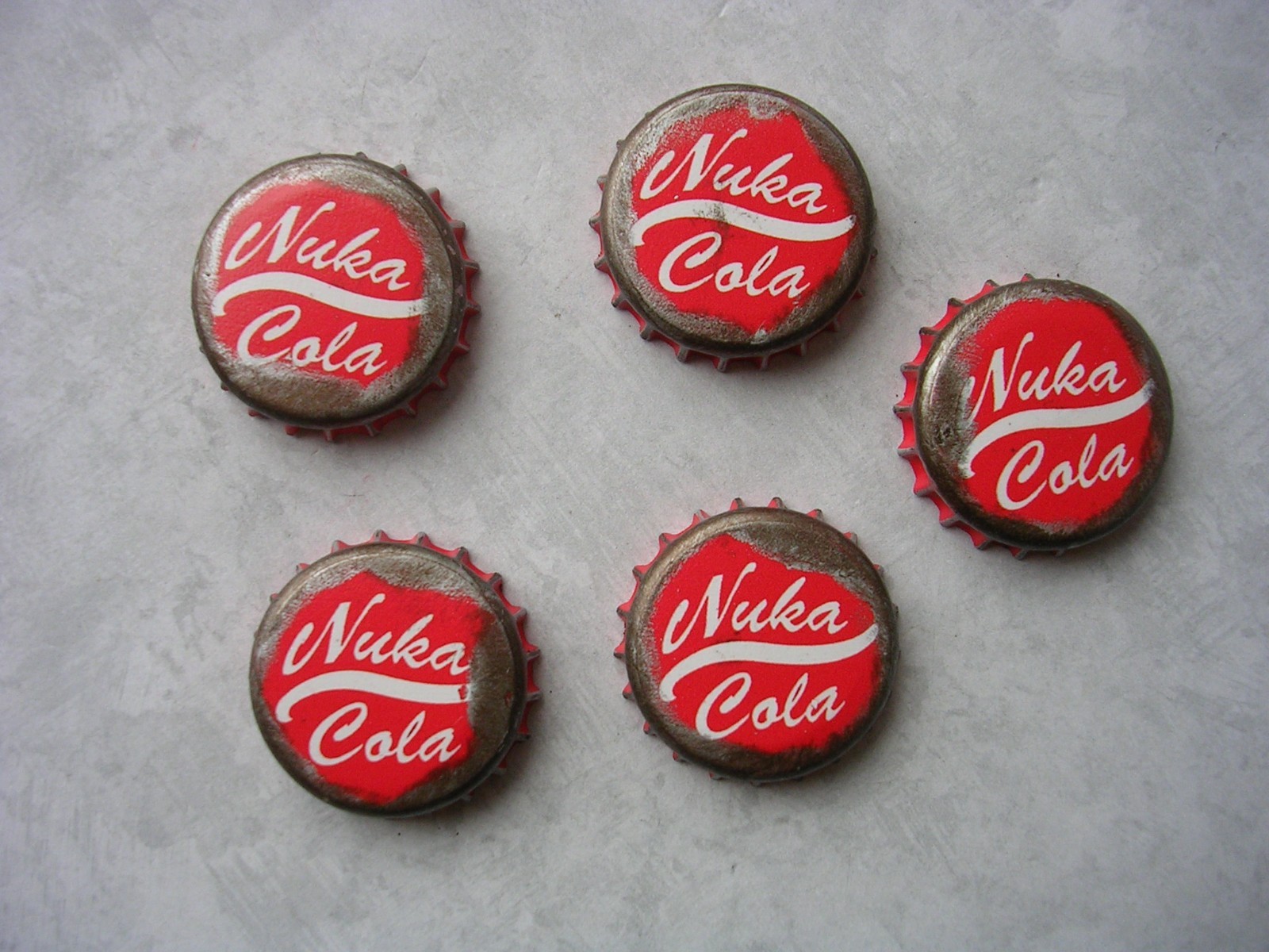 Fallout DOGMEAT Cap Stash Tin with 5 Nuka Cola Caps Prop Cosplay Gift