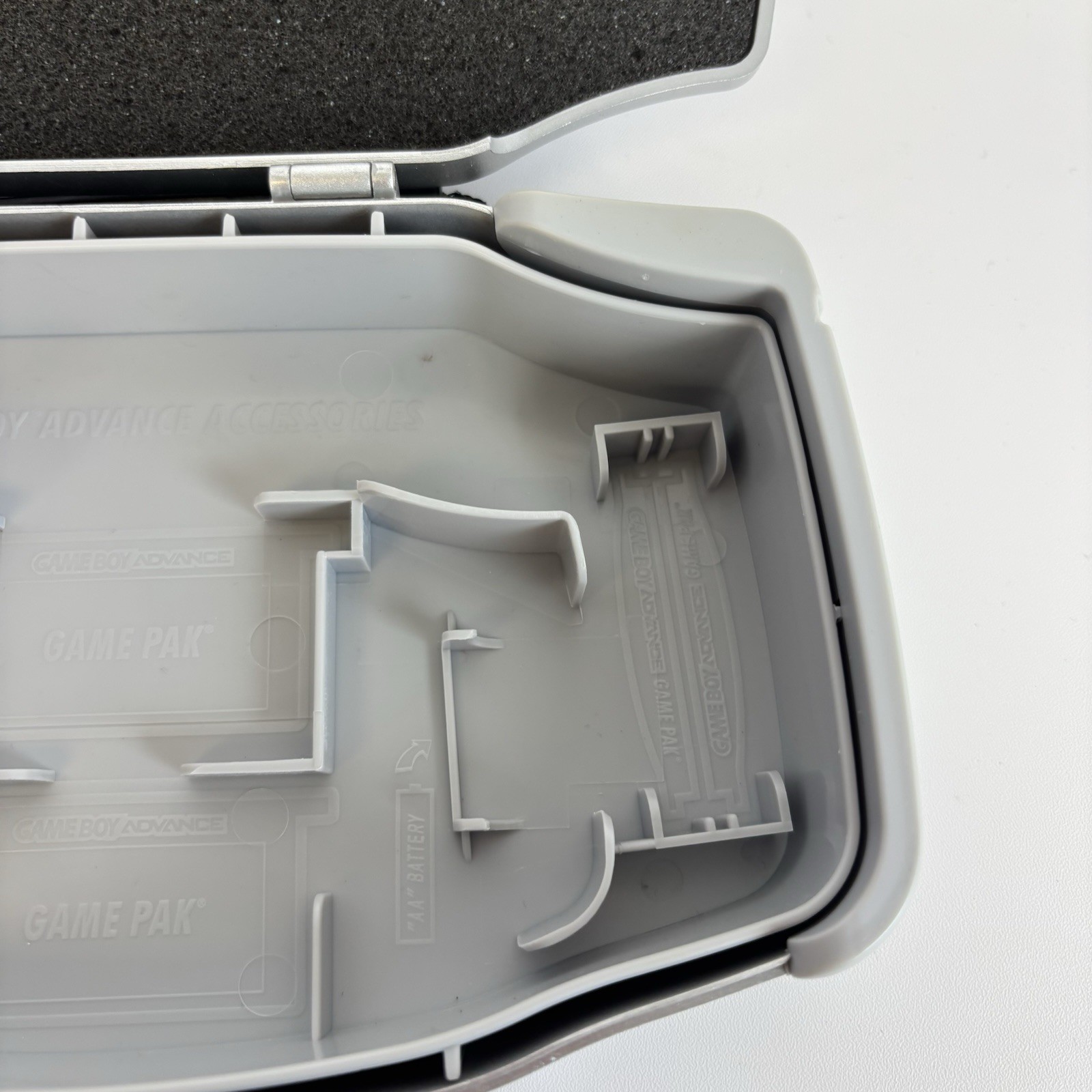 Nintendo Game Boy Advance Hard Shell Carrying Case Silver/ Gray 2002