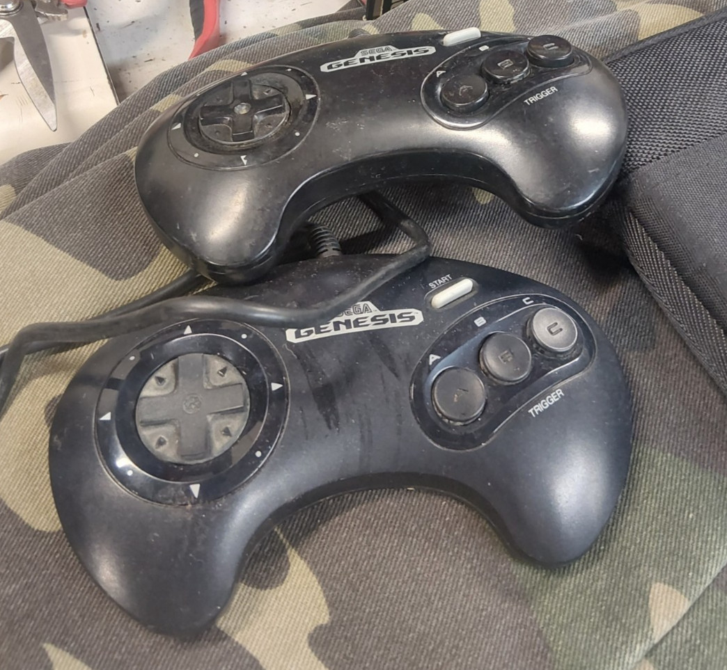 Sega Genesis Console MK-1631 Bundle w/ 2 Controllers & 2 Games Tested