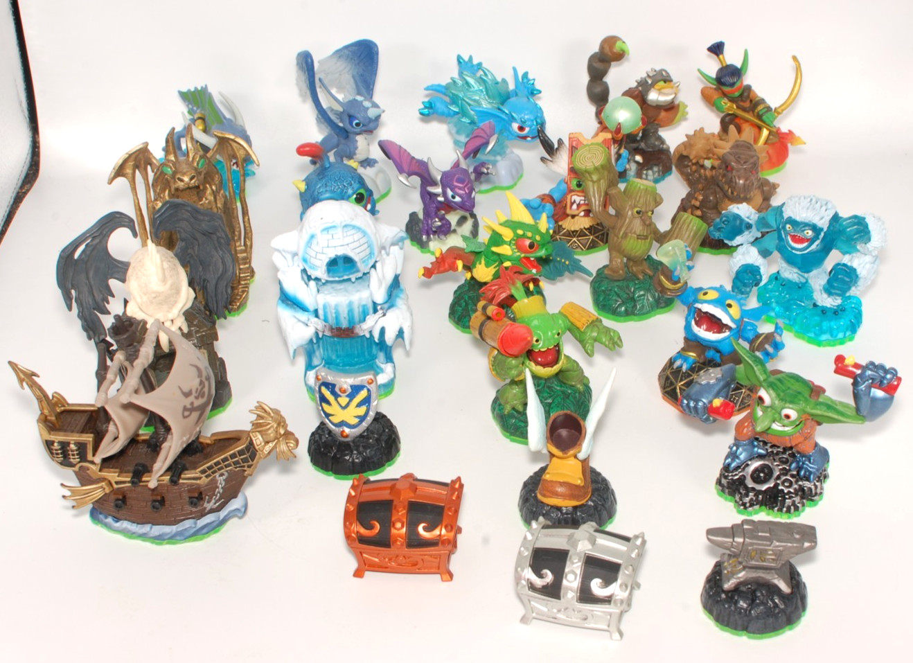 Lot of 24 Skylanders Figures – Characters, Levels, Accessories Spyros Adventure
