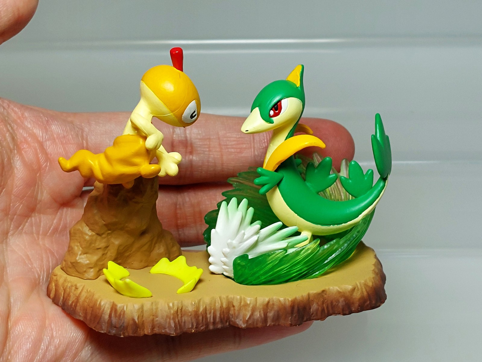 Scraggy vs Servine Pokemon Battle Motions Figure Diorama Bandai 2011 Japan 2.4in