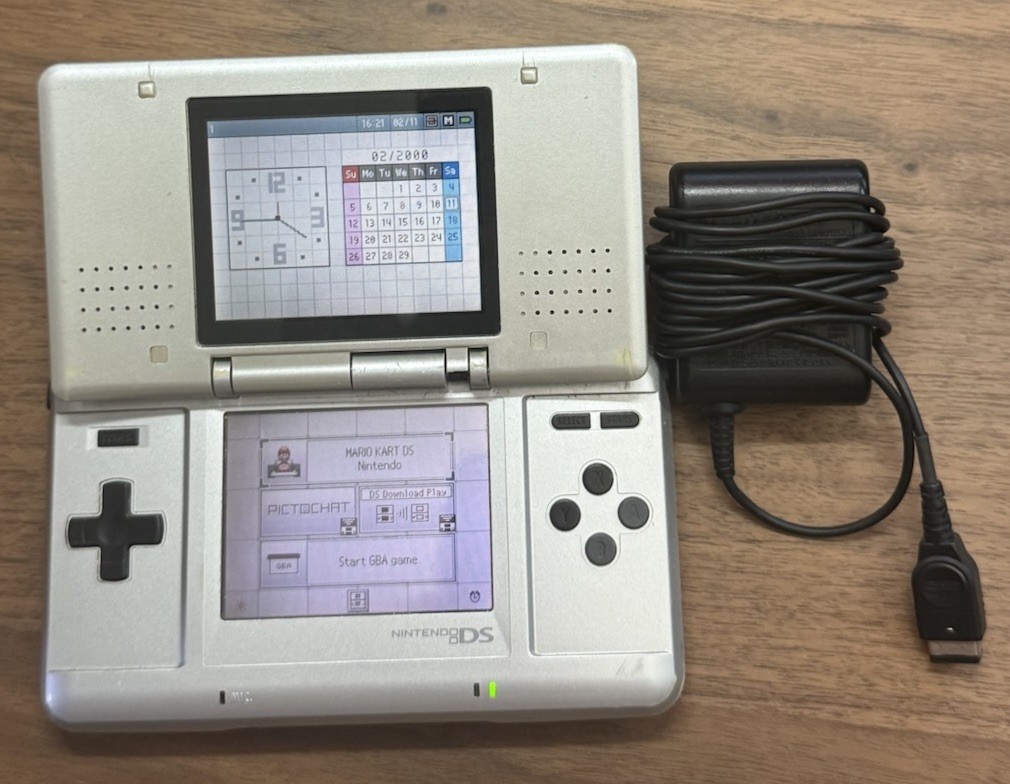 Nintendo DS Handheld System-TESTED AND WORKING-Cracked Hinge- Works! W/ Charger!