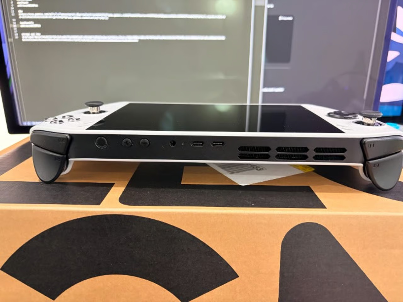 Lenovo Legion Go S w/ Ryzen Z1 Extreme, 1TB SSD, 32GB RAM – Steam OS Version
