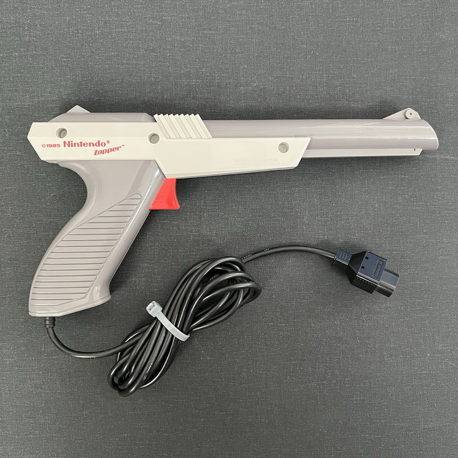 Authentic Nintendo NES Zapper Light Gun Gray NES-005 Original 1985 (OEM)