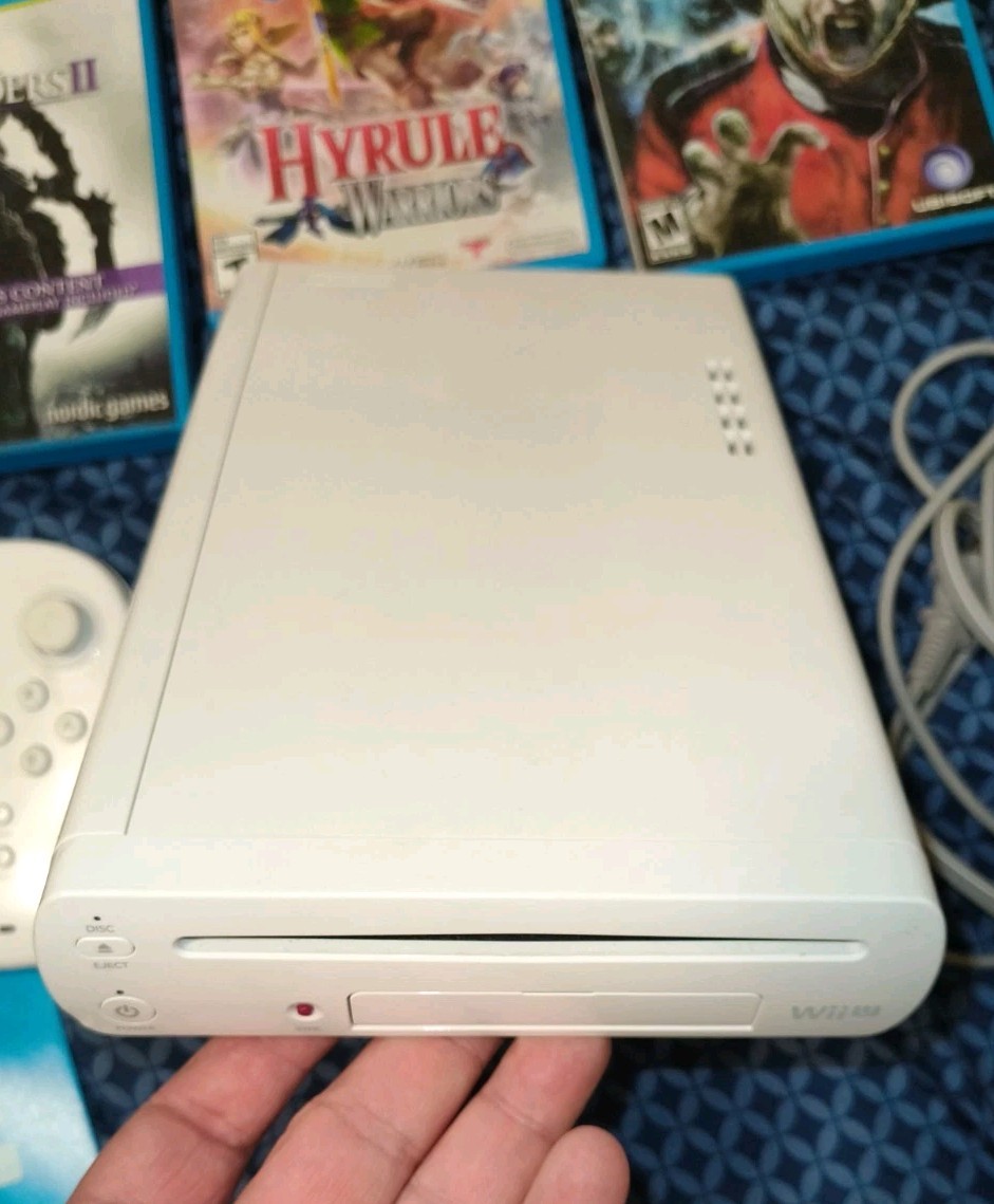 Wii U CONSOLE – USED- SKYLANDERS Swap Force Basic Set – 8GB – WHITE + 8 Games