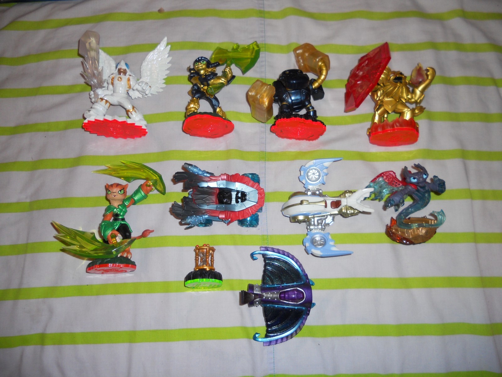 SKYLANDERS TRAP TEAM KNIGHT LIGHT TRAP MASTER FIGURE WITH LOT OF 10 TOTAL