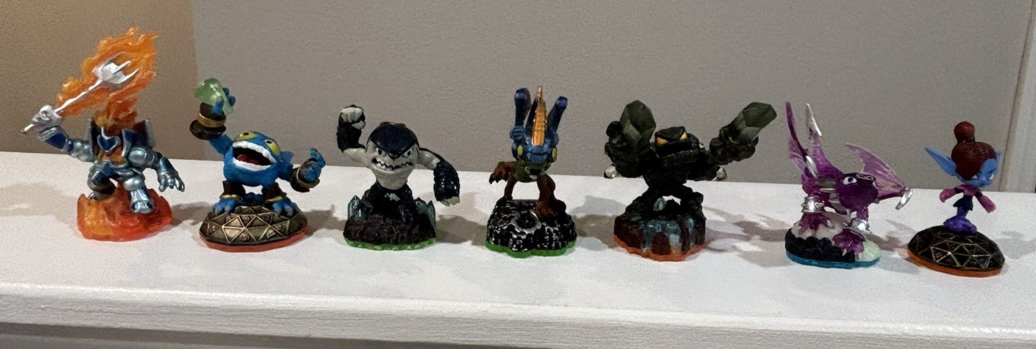 7 ASSORTED ACTIVISION SKYLANDERS VIDEO GAME FIGURES PHANTOM CYNDER MINI JIN