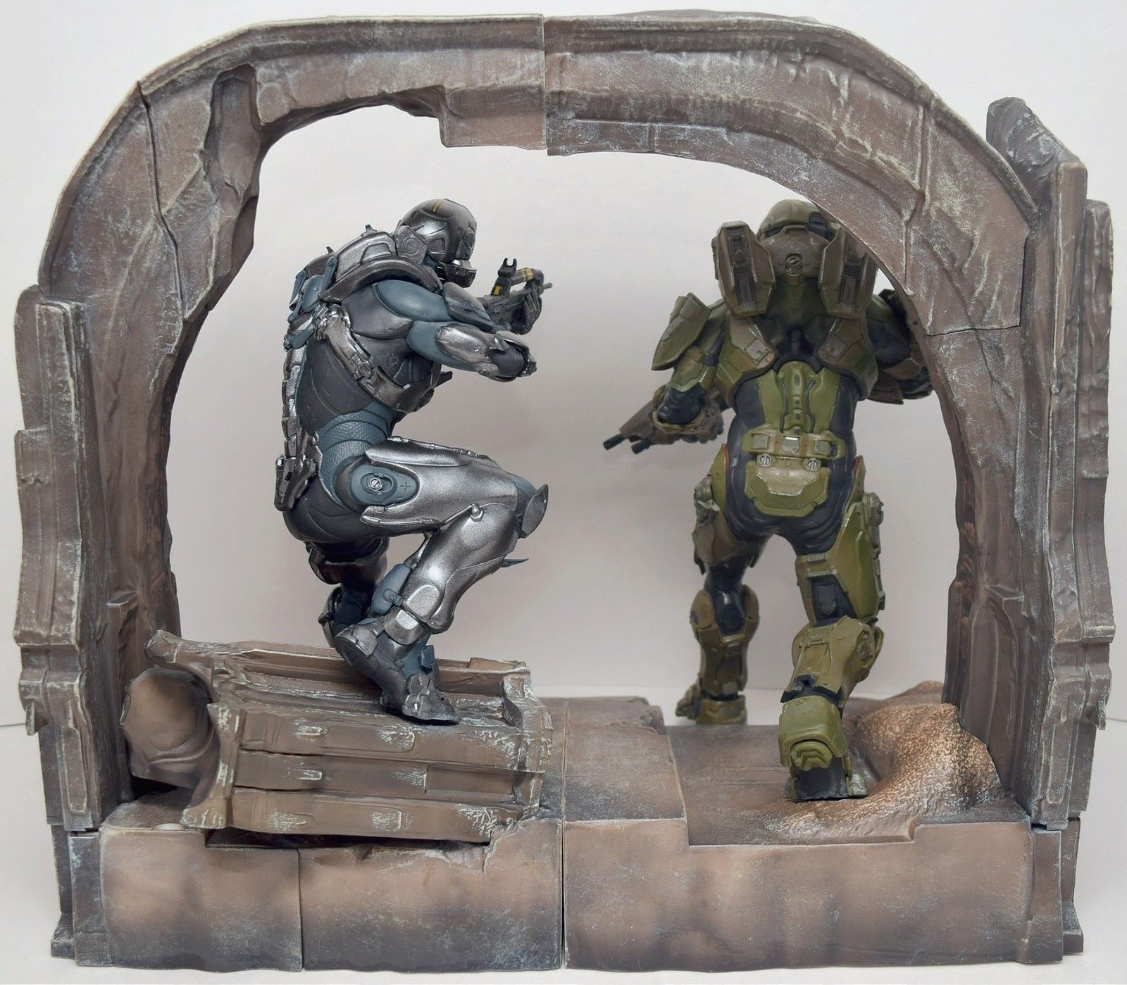 Xbox One Halo 5 Guardians Collector’s Master Chief Spartan Locke Statue Figure
