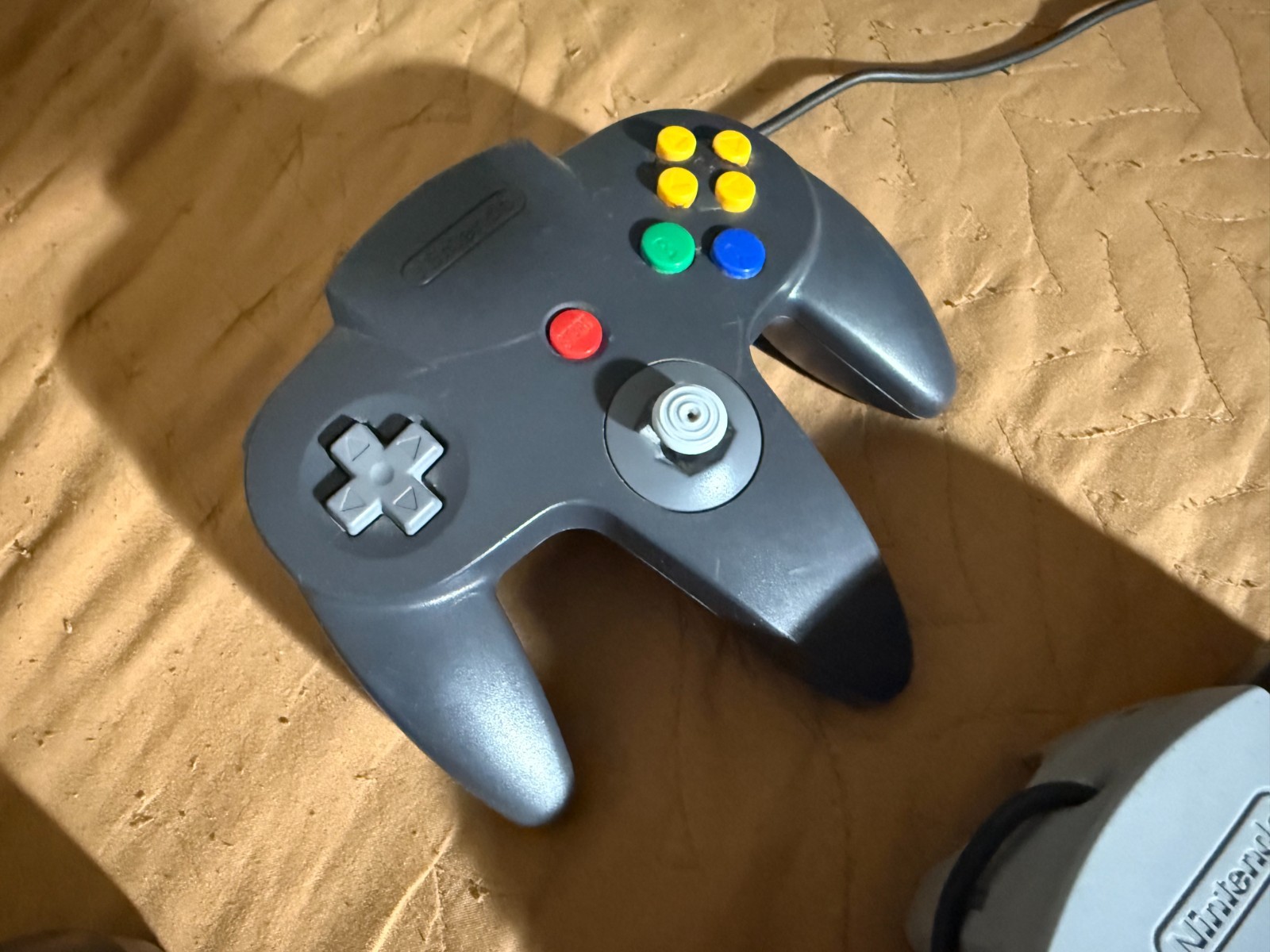 Nintendo 64 TESTED! WORKS! INCLUDES 2 OEM CONTROLLERS, MEMORY CARD AND FREE GAME