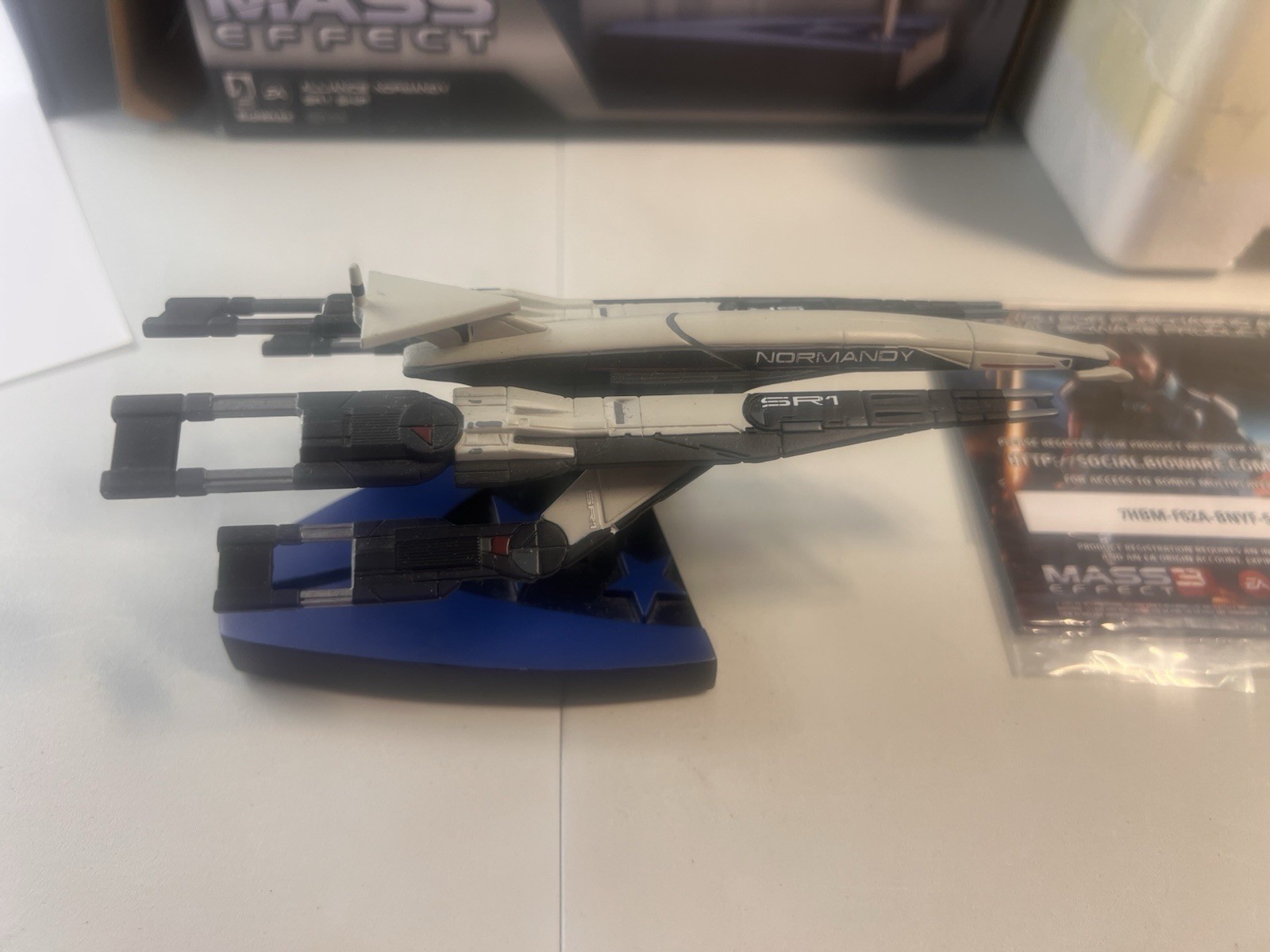 Dark Horse Mass Effect Alliance Normandy SR-1 Ship Replica Statue with Box 2013