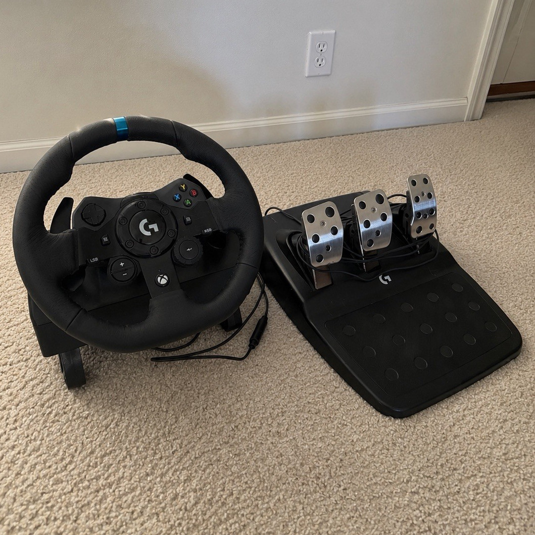 Logitech G923 Racing Wheel & Pedals for Xbox/PC TrueForce Feedback