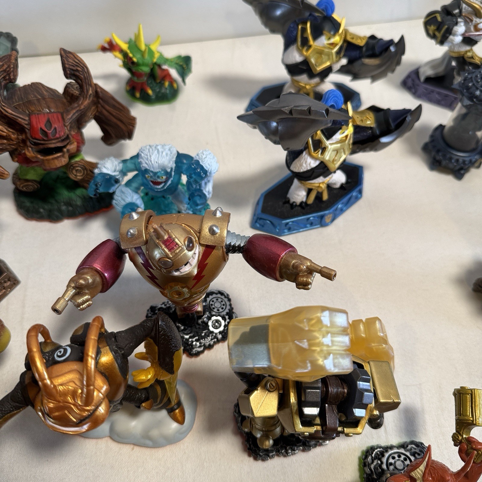 Activision Skylanders Character Figures 90 With Portal Crystals And Keys!