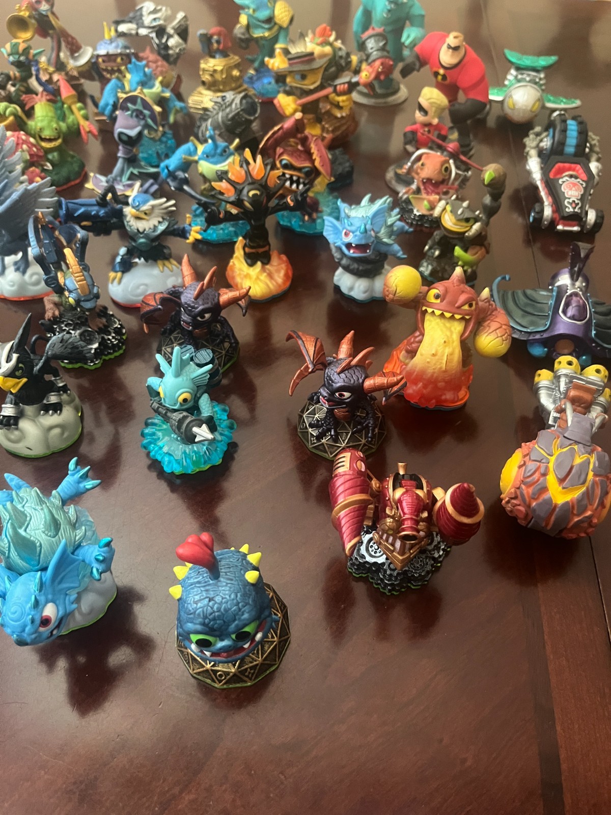 LARGE SKYLANDERS LOT: 40+Figures, 4 Vehicles, Items, Card/Stickers,PORTAL/GAMES!