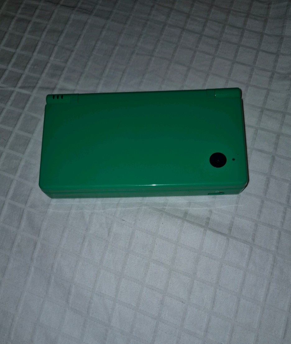 *READ* Nintendo DSI Green w/ 10+ Games (Mario Kart, Club Penguin, etc) & charger