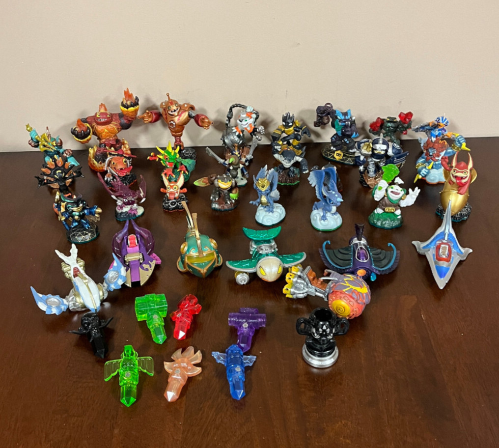 Skylanders Huge Mixed Lot Of – 24 figures, 7 Traps, 7 Vehicles & 1 trophy