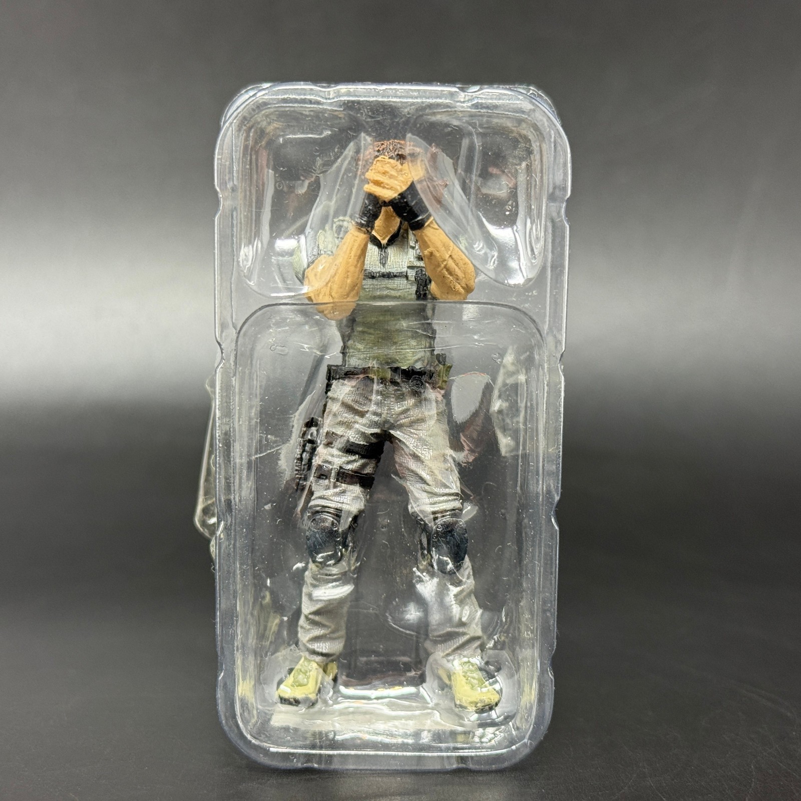 Resident Evil 5 Collector’s Edition 3″ Chris Redfield Action Figure *BROKEN* 1a