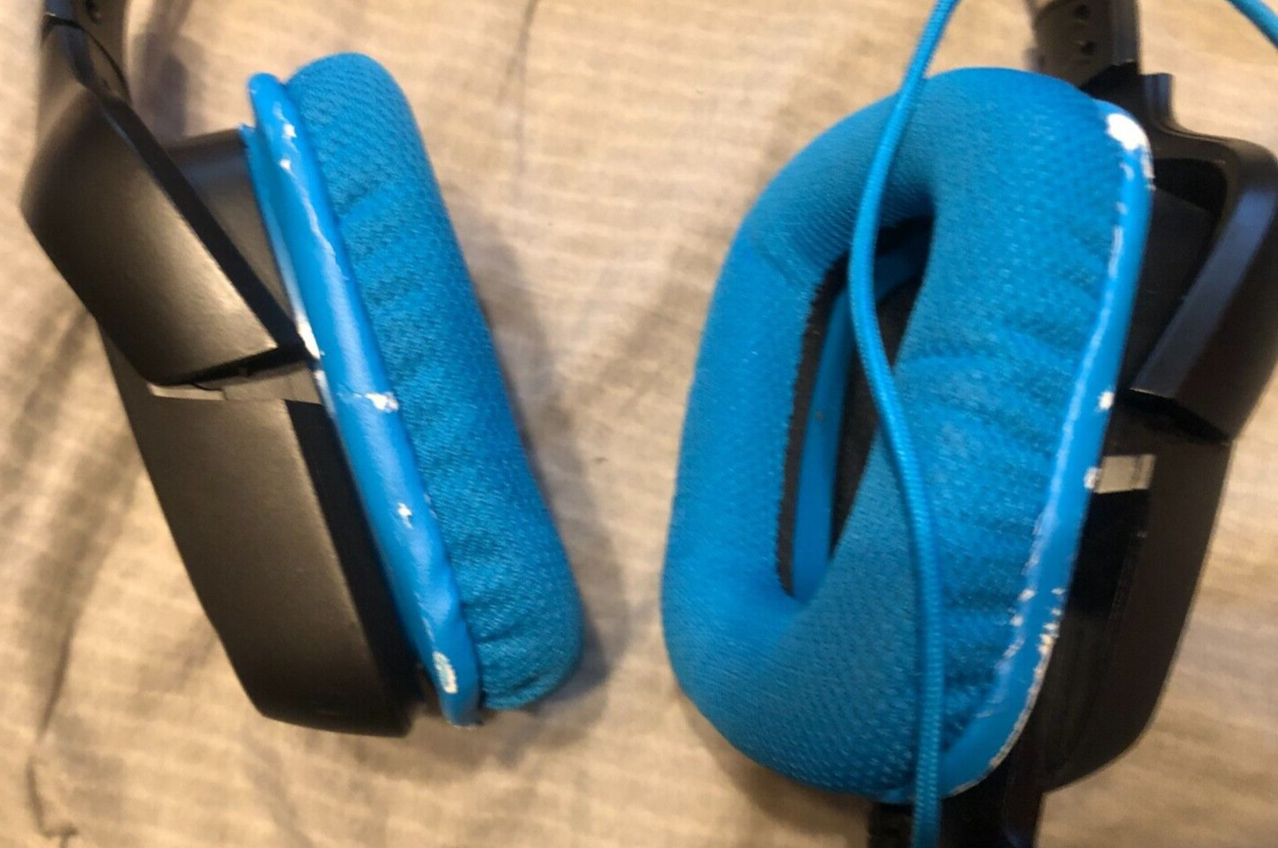 logitech g432 gaming headset blue or black cushion(cushion is flacking)