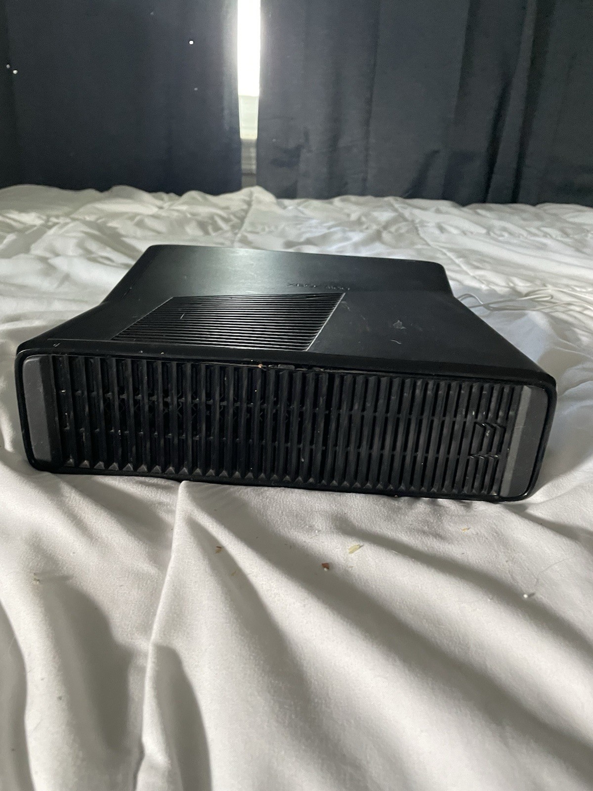 Microsoft Xbox 360 S Console – Black. DOES NOT COME WITH CABLES.