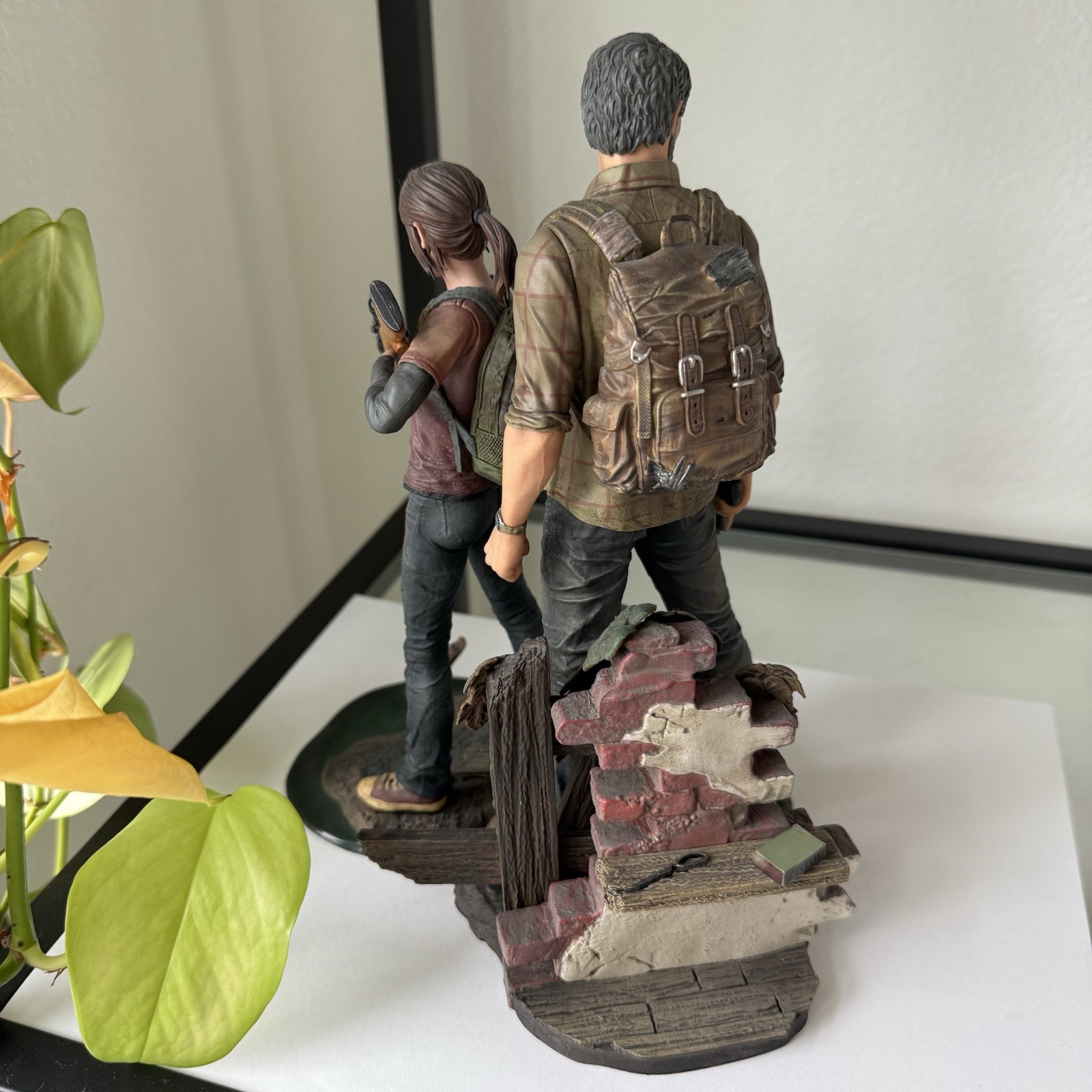 Mamegyorai The Last of Us Joel and Ellie 1:9 Statue Set – Sideshow Collectibles