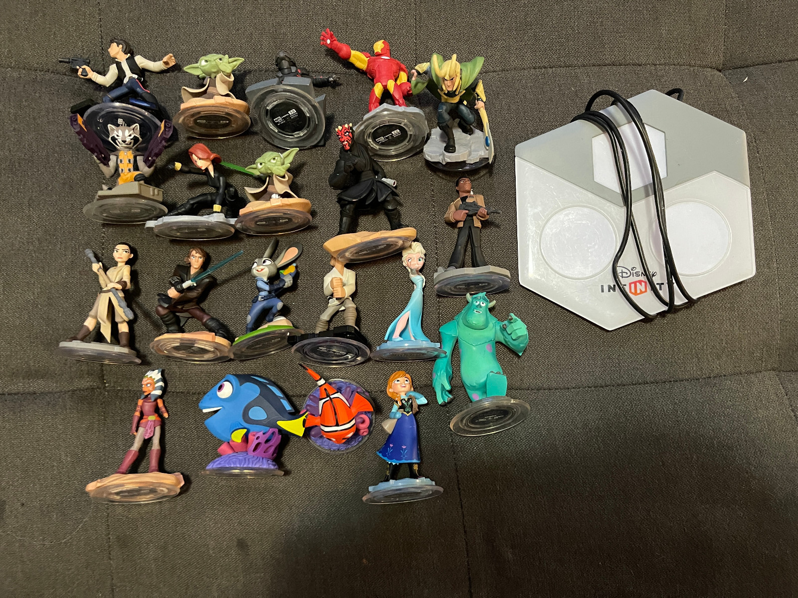 Disney Infinity 20 figurine lot + portal. works perfectly. variety