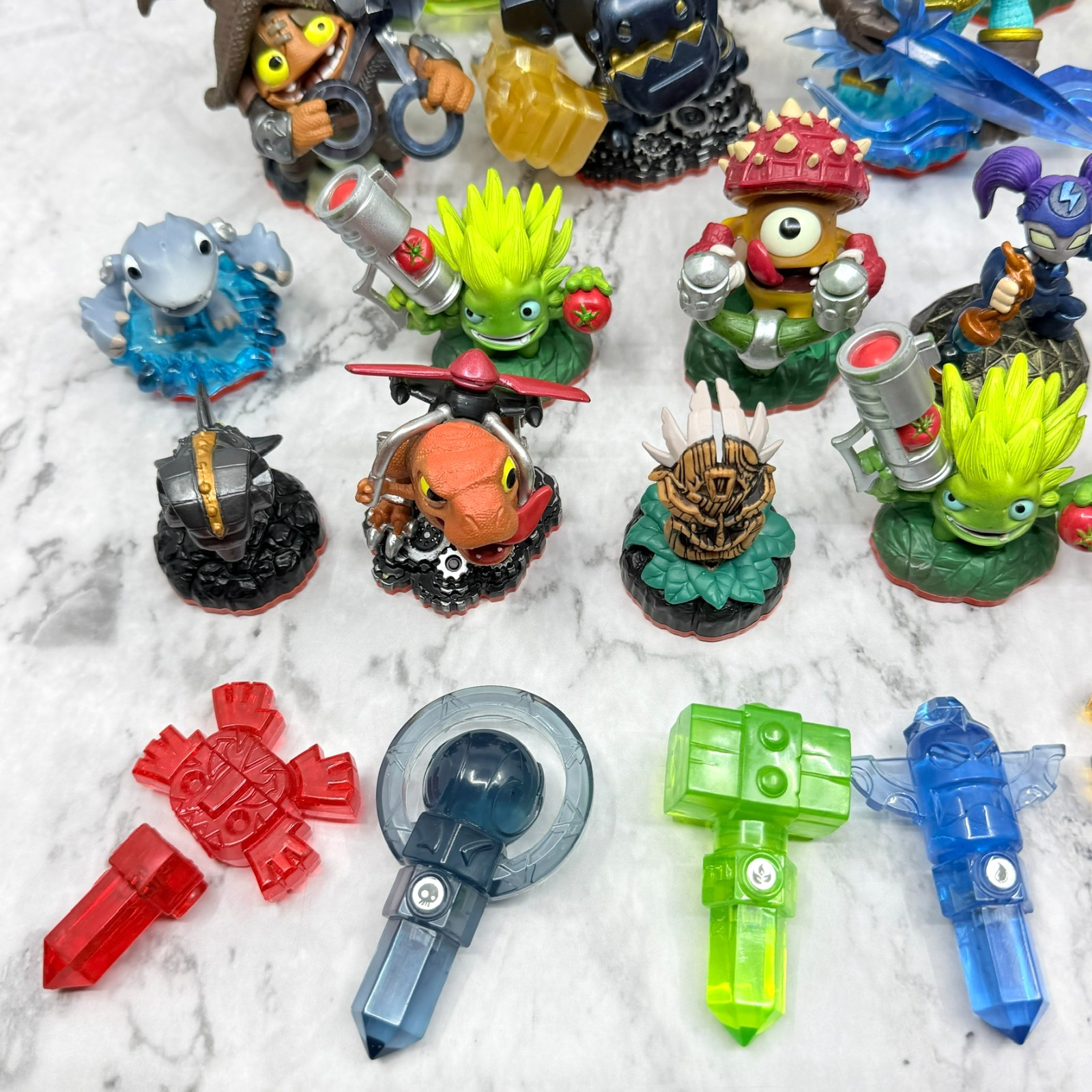 Skylanders Lot 26 Figures Crystals + 2 Cases Trap Team Trap Masters Tested READ