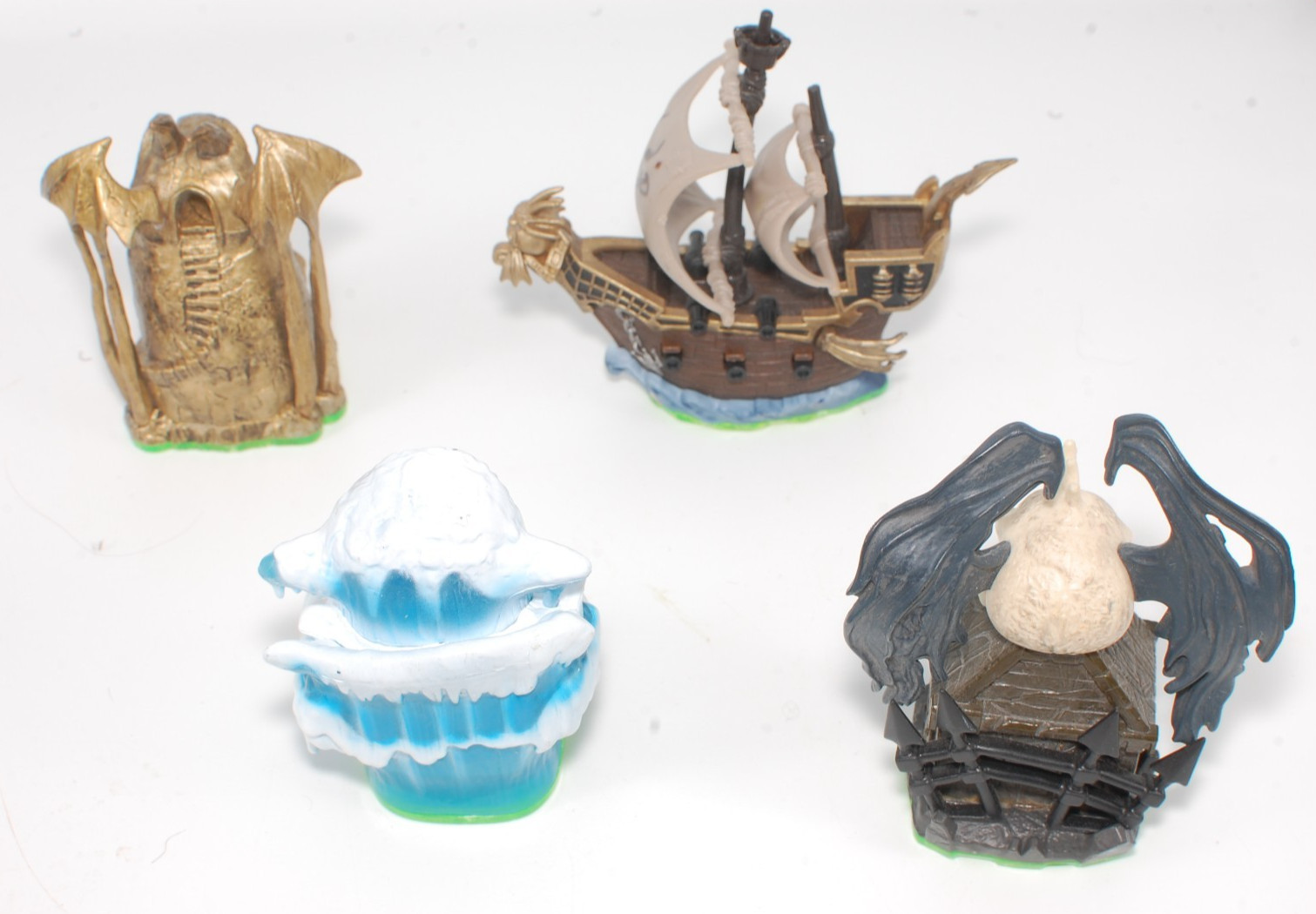 Lot of 24 Skylanders Figures – Characters, Levels, Accessories Spyros Adventure