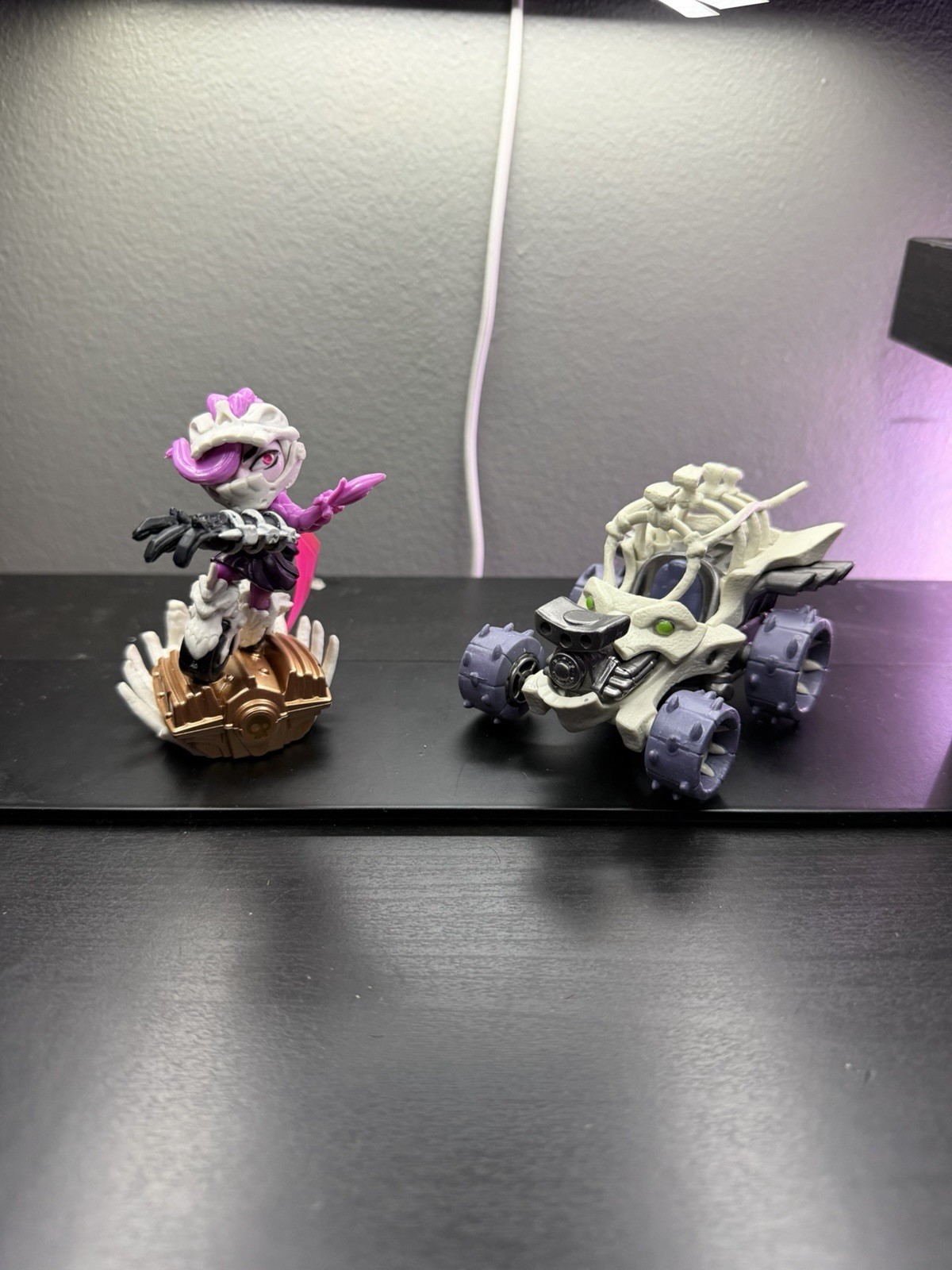 Skylanders Superchargers Bone Bash Roller Brawl Figure & Tomb Buggy Vehicle Set