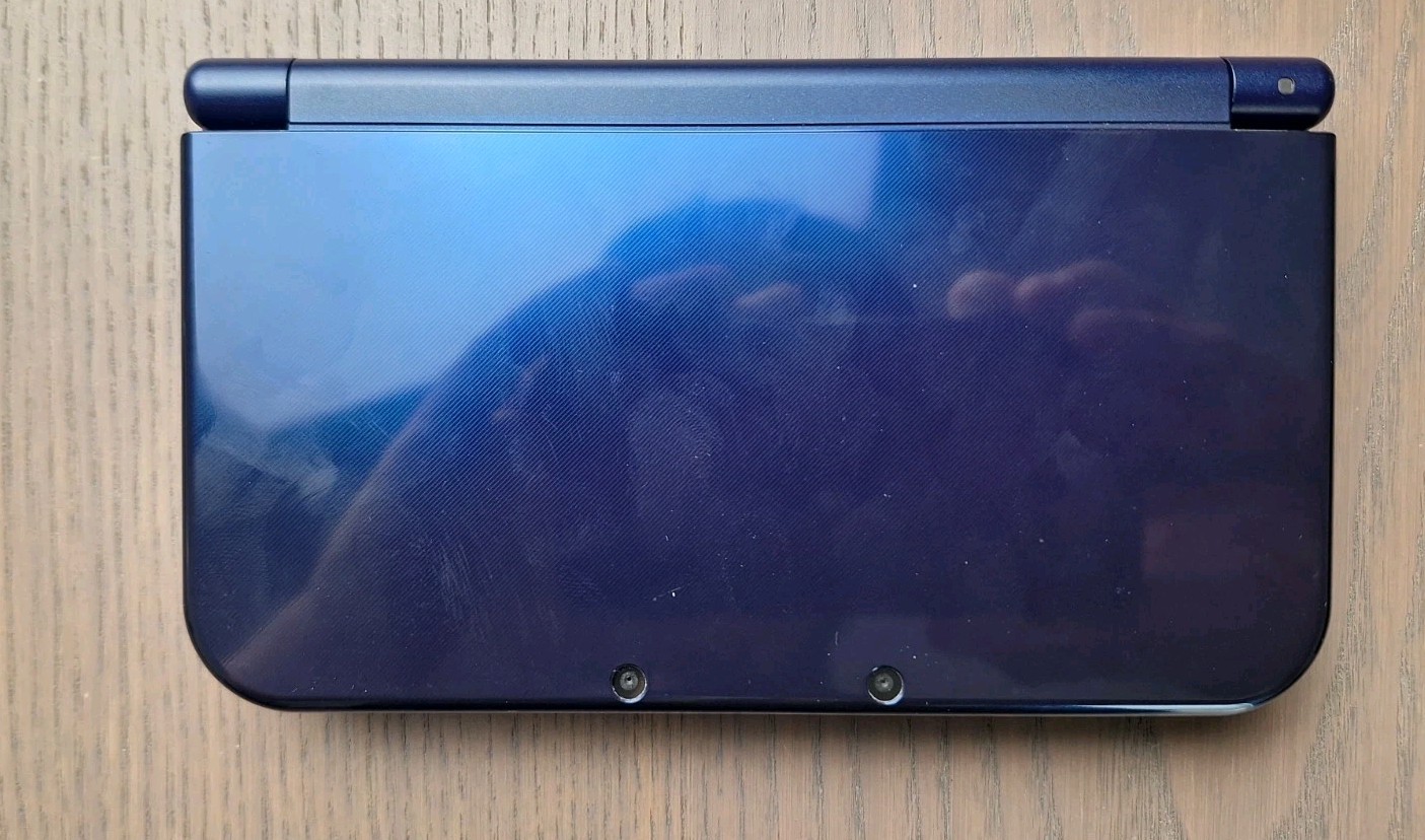New Nintendo 3DS XL Metallic Blue Charger + 32GB SD Card | Region Free
