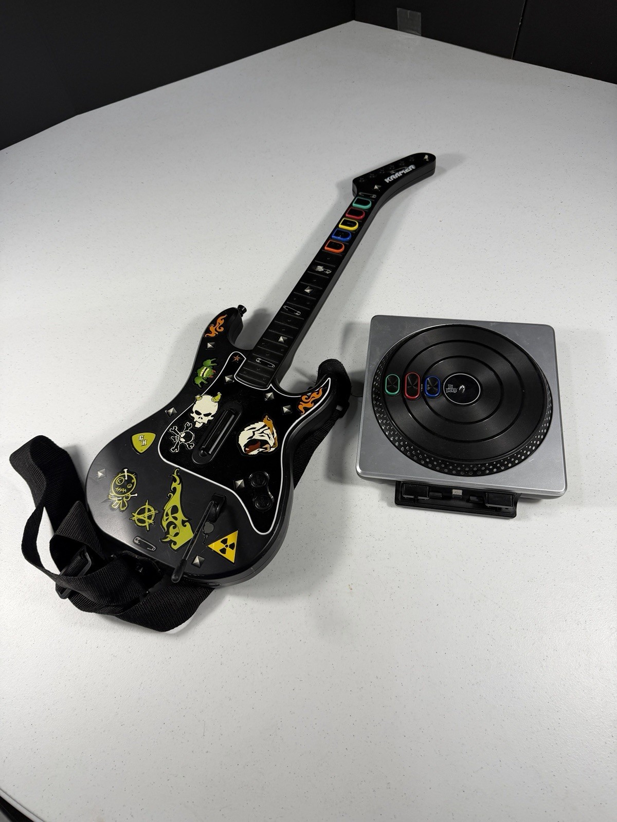 DJ Hero Kramer Striker Wireless Guitar + Turntable Controller Bundle Tested