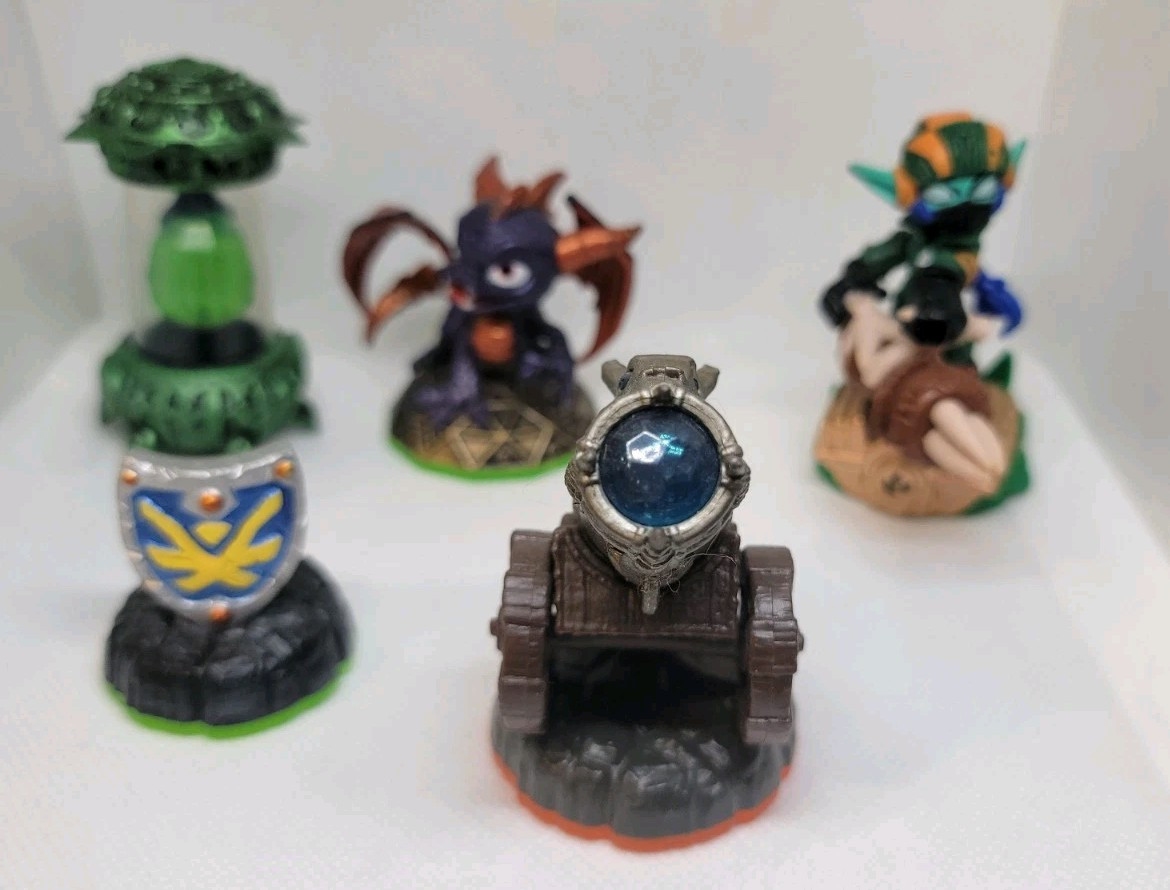 Activision Skylanders 29 Piece Lot Characters, Vehicles, Items, Weapons