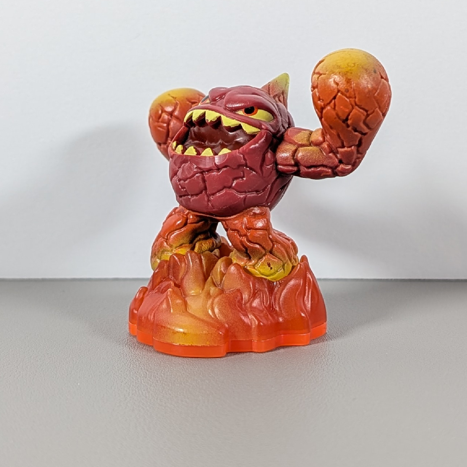 Skylanders Giants Figure – Eruptor Lightcore (Orange Base)