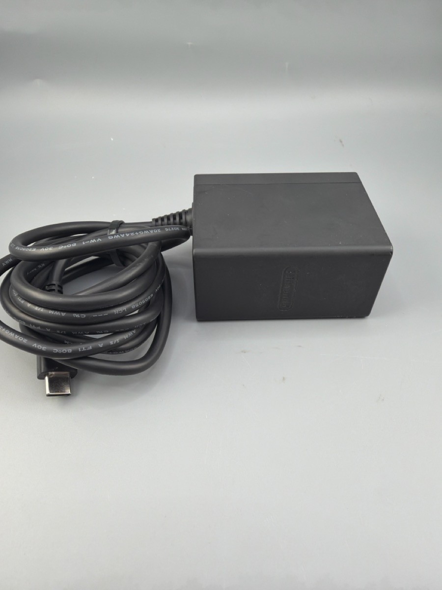 J06 – NINTENDO SWITCH HANDHELD – OLED – HEG-001 (J06028043)