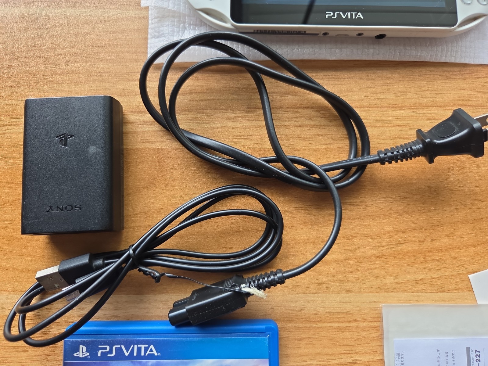 Sony PS Vita PCH-2000ZA22 1GB Handheld Console – Glacier White CIB US SELLER