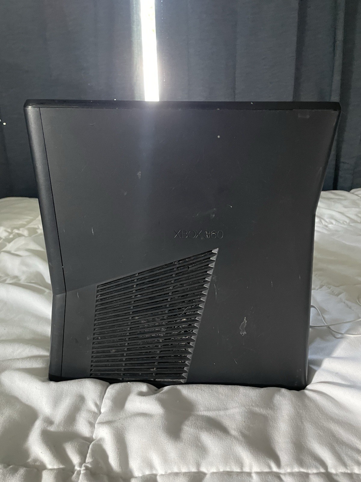 Microsoft Xbox 360 S Console – Black. DOES NOT COME WITH CABLES.