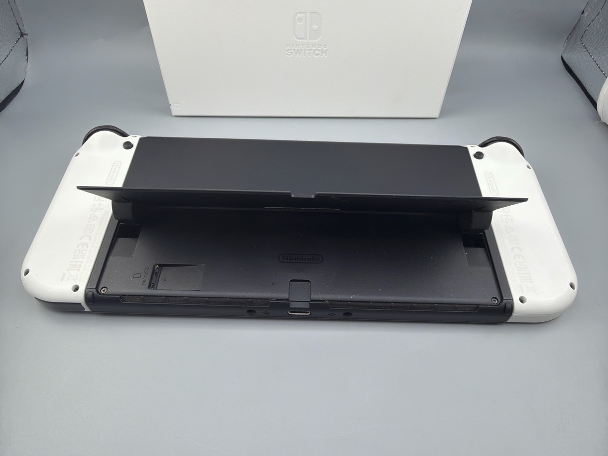 J06 – NINTENDO SWITCH HANDHELD – OLED – HEG-001 (J06028043)