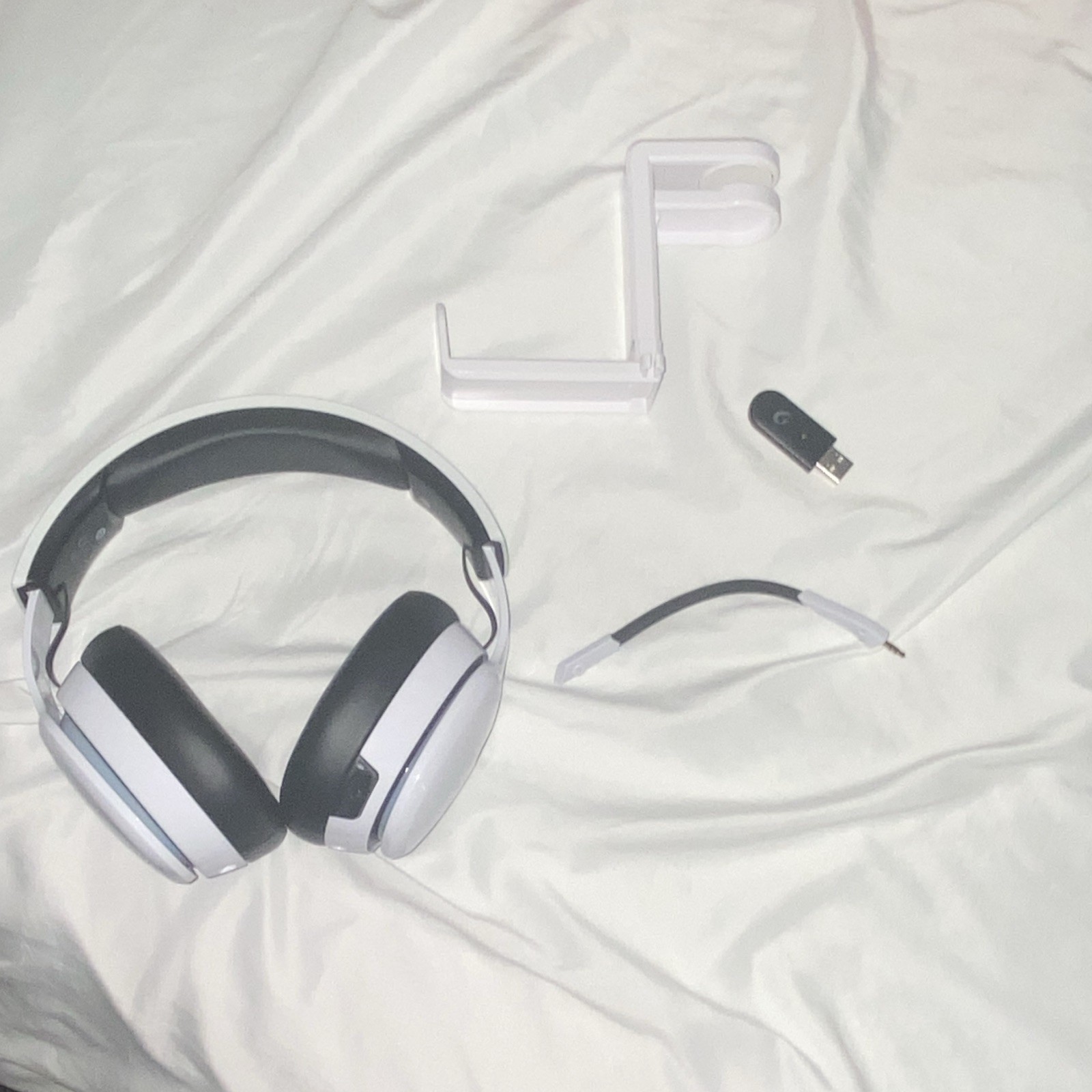 Gtheos captain 300 wireless headset with detachable mice and headset holder.