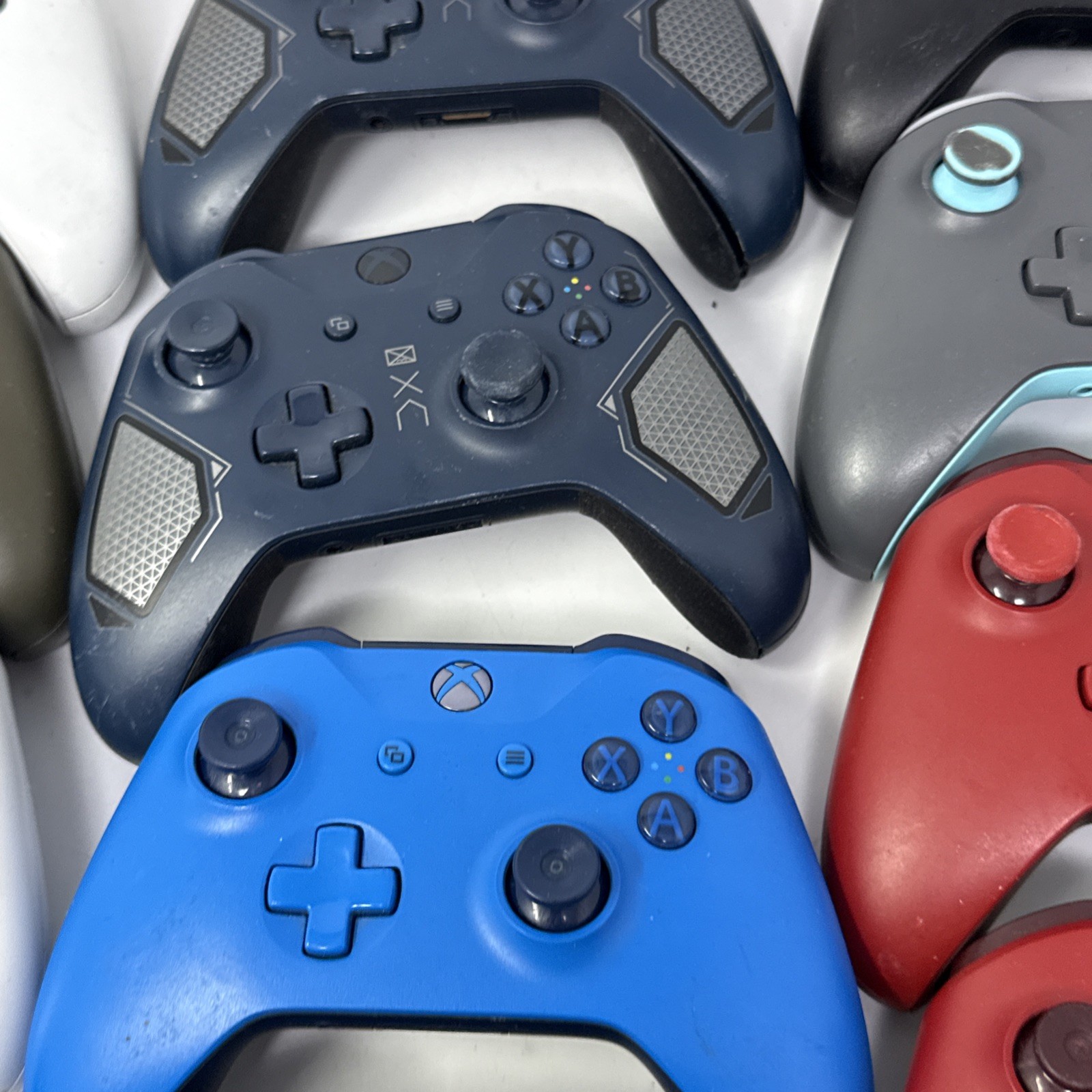 Lot Of 14 Various Condition Genuine Xbox One Controllers Model 1537, 1697, 1708