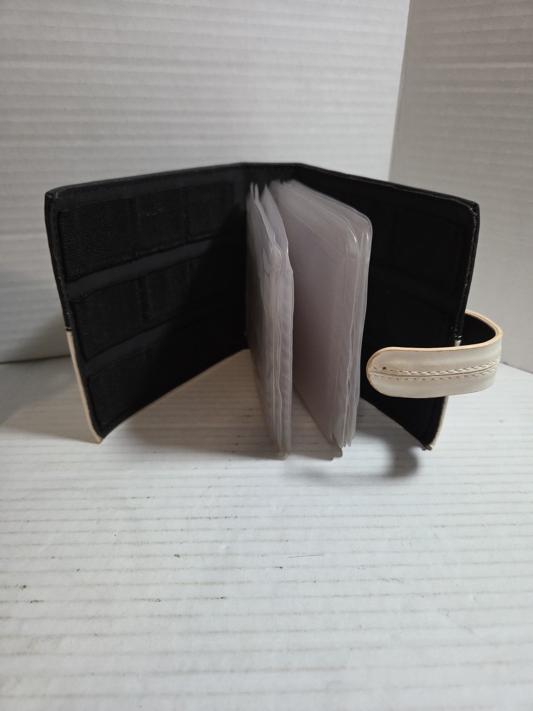2 Nintendo DS Game and Manual Carrying Case- Black and White (With Manuals)