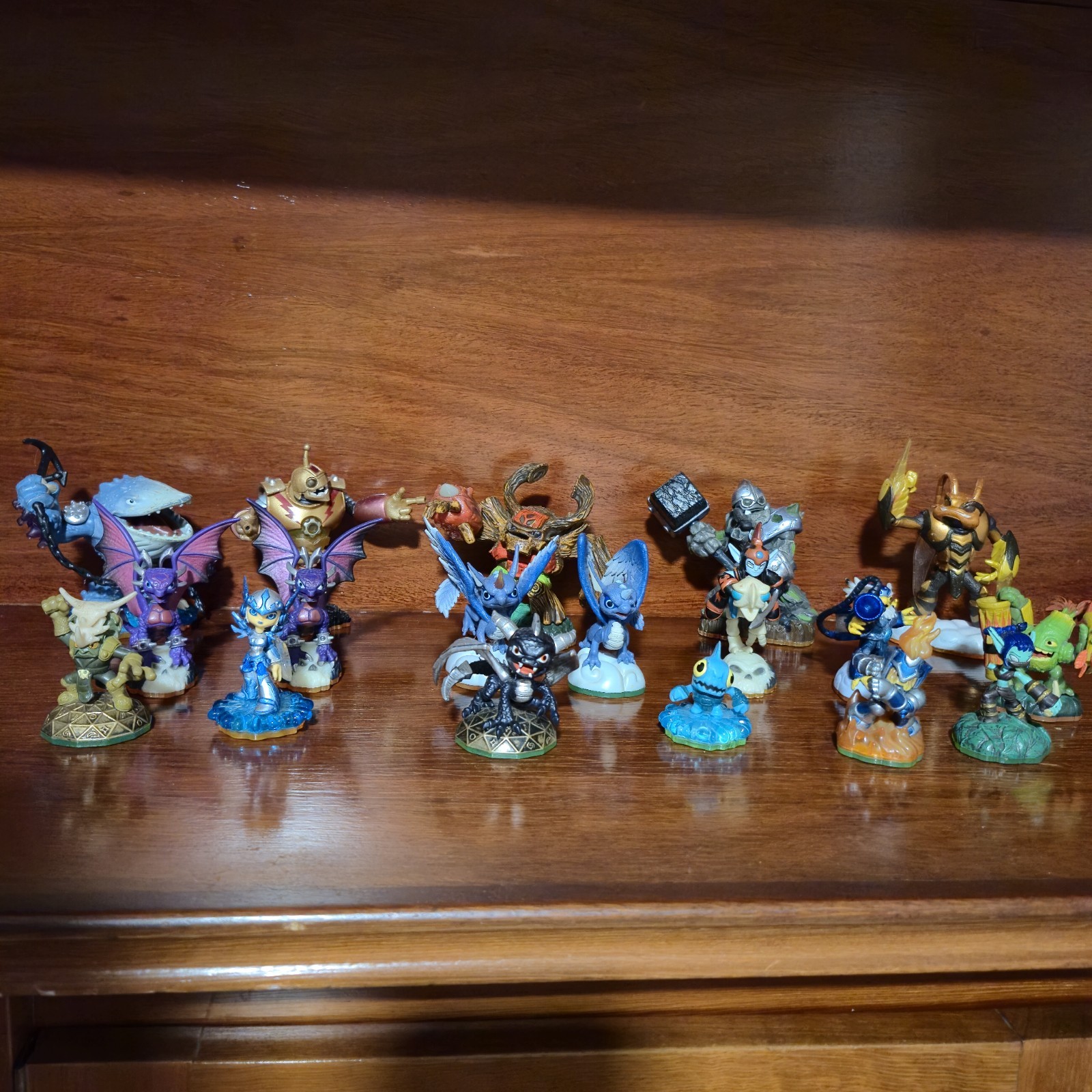 Skylander bulk Action Figurines x 22 includes rare Dark Spyro- *READ DESCRIPTION