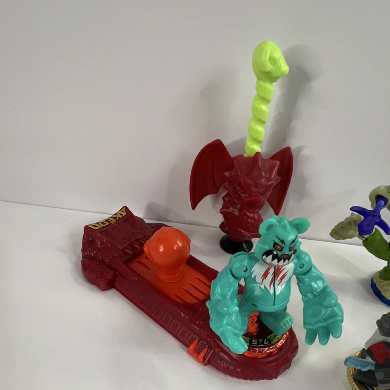 Akedo Collectible Character Figure Pack Bear Robot Lizard Blue Warrior Launcher