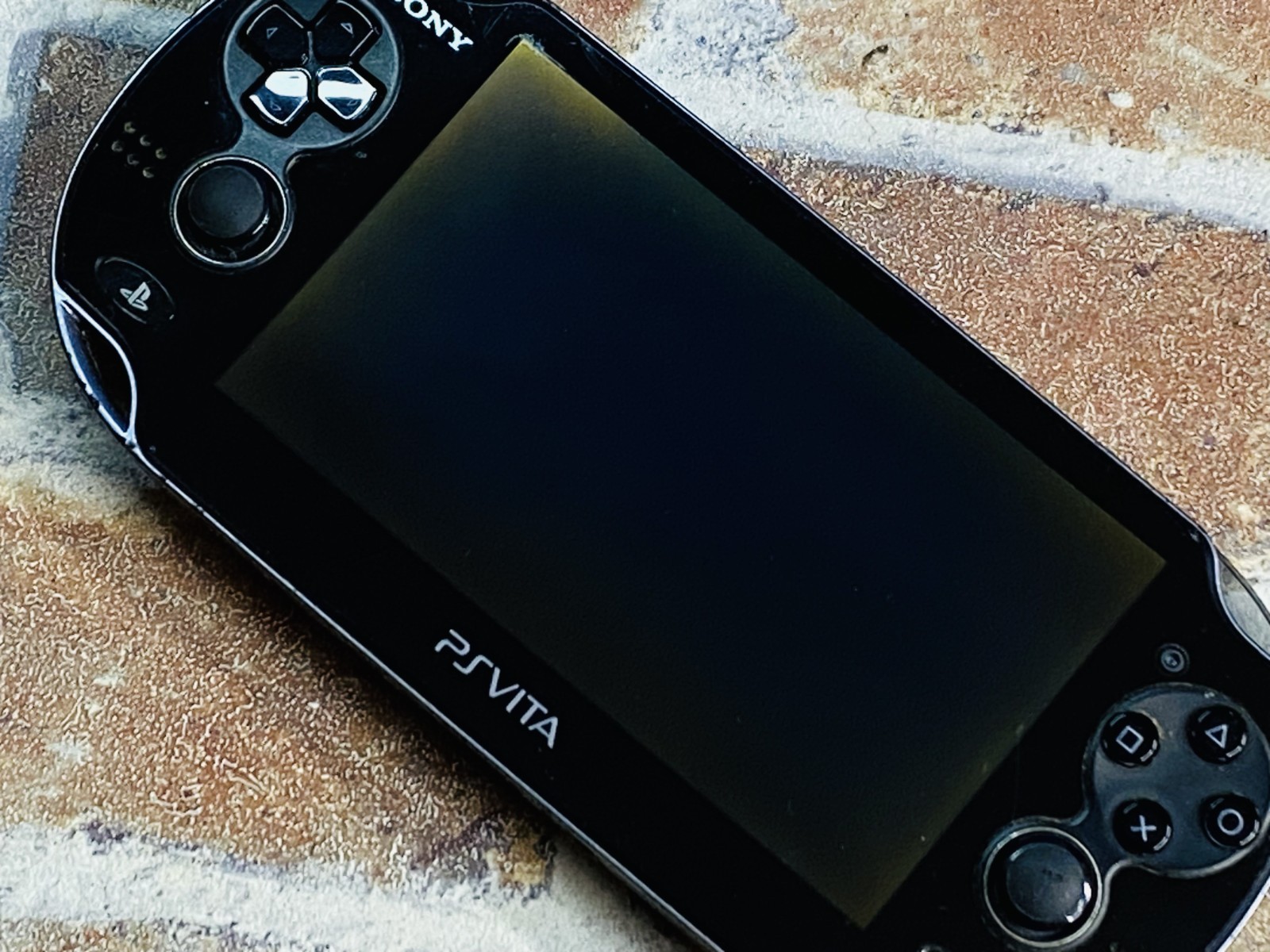 PS Vita PCH-1100 AB01 Crystal Black SONY Playstation 4GB Charger 2 Games DDP